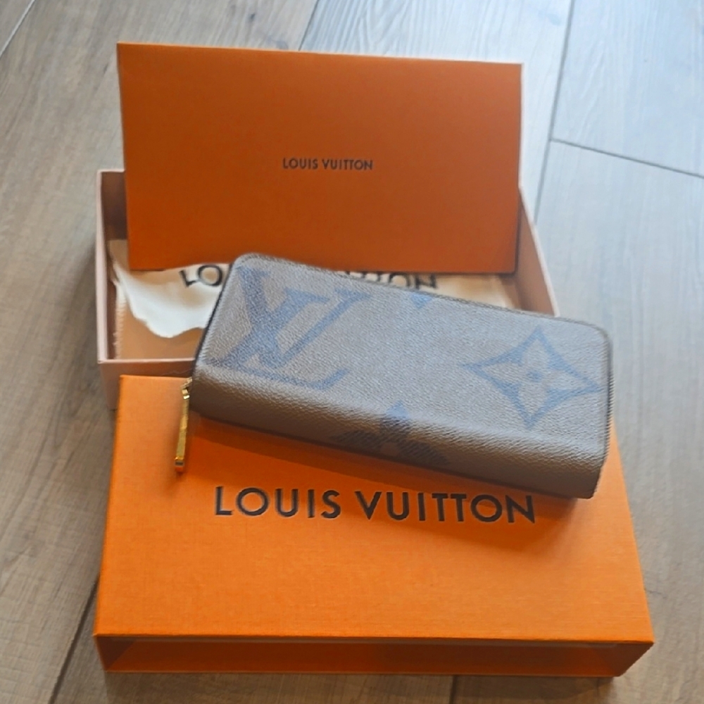 Louis Vuitton Monogram Zippy Wallet